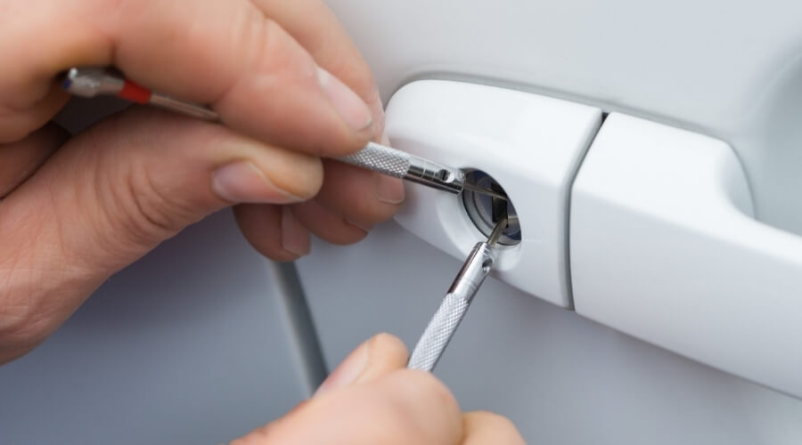 לתייק ולשמור – כל השאלות לפני שמזמינים מנעולן לרכב בנתניה