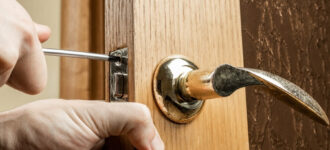 תיקון דלתות עץ בנתניה – הכירו את כל סוגי המנעולים החדשים לפני שתבחרו את המנעולן שלכם