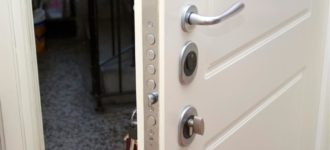 דלת כניסה לבית בנתניה – רוצים להחליף את דלת הכניסה שלכם? כך תעשו זאת נכון ומקצועי!